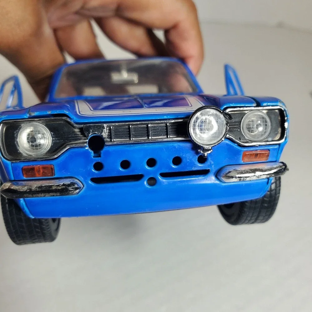 Jada Toys‎ 1:24 Scale 1974 Ford Escort Die-Cast Model Car Blue. Missing Parts